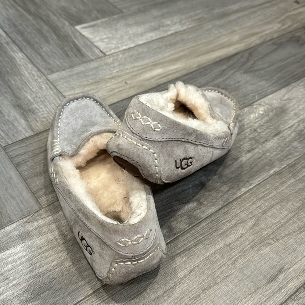 Women’s grey suede UGG house shoe / slipper size 5